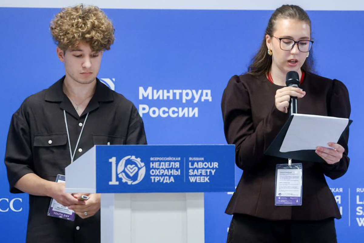 Даниил Плющенко и Полина Алюшкина во время защиты проекта 