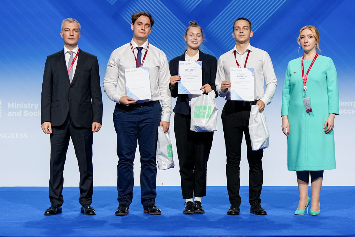 Курмышов Вадим, Петухова Марина и Миронов Артём на награждении 