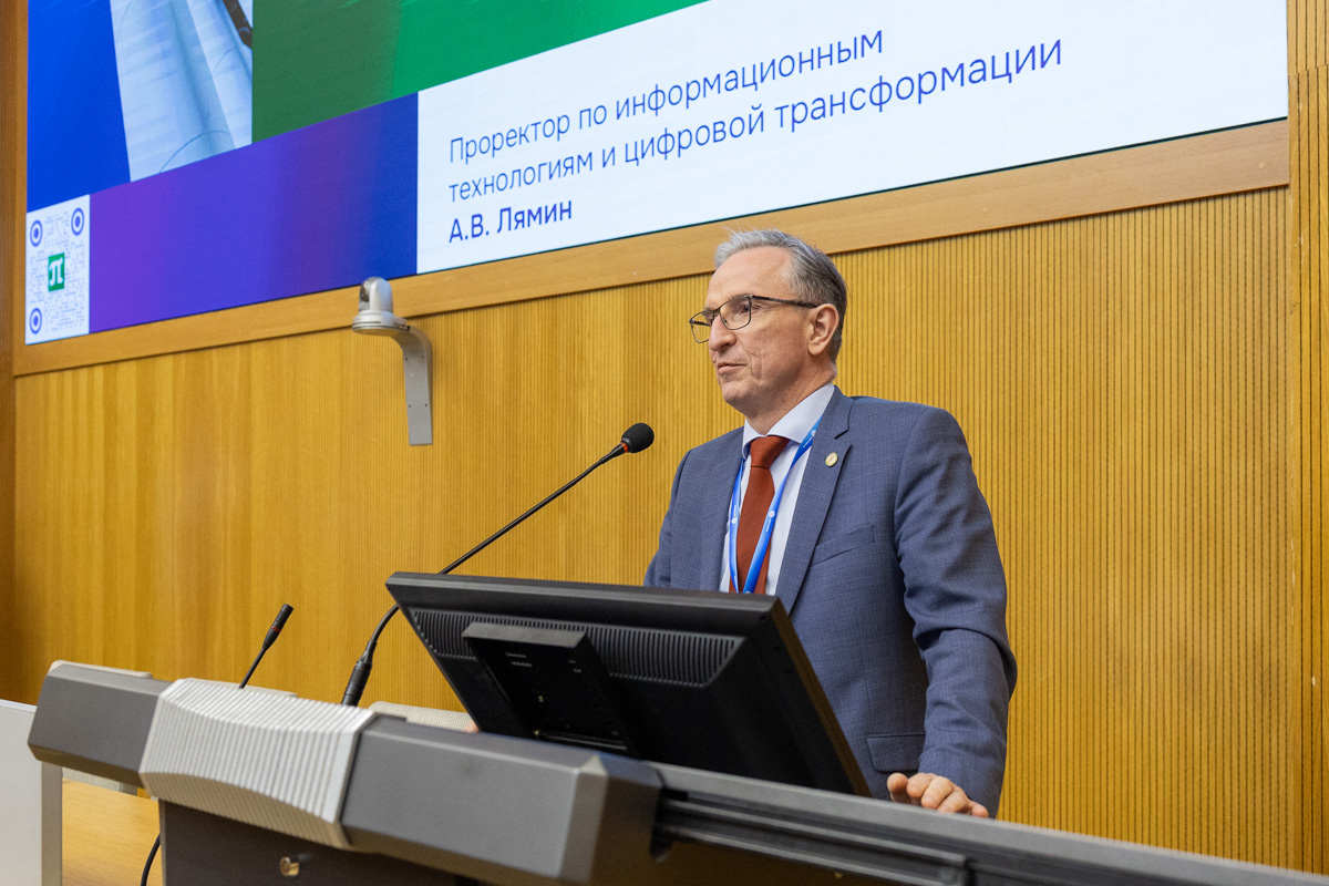 Андрей Лямин представил свой доклад 