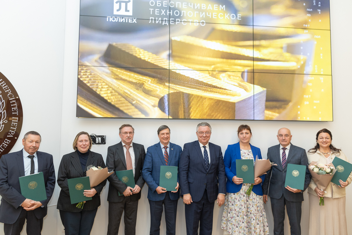 Проректор по международной деятельности Дмитрий Арсеньев с командой 