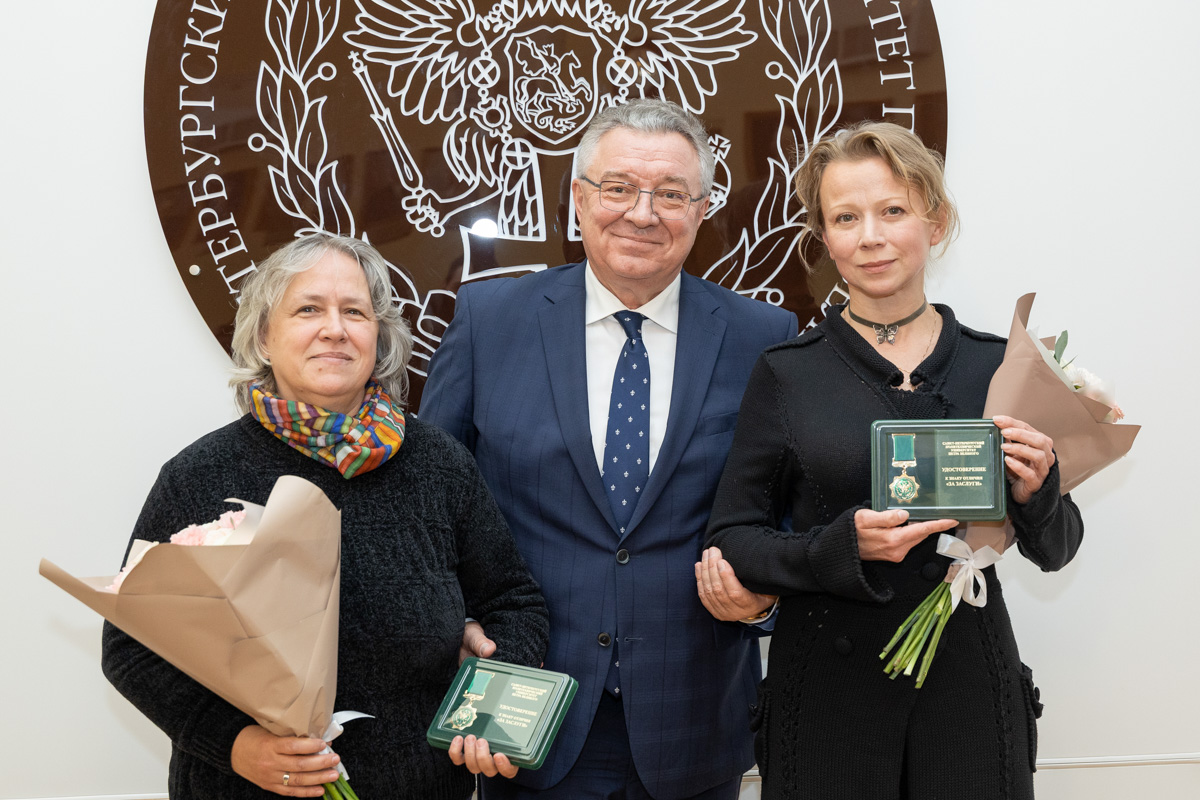 Знак отличия СПбПУ «За заслуги» был вручён авторам творческих проектов «Россия, не бойся, мы с тобой» и «Новороссия»: актрисе Большого драматического театра им. Г. А. Товстоногова Александре Куликовой и заслуженному деятелю искусств ДНР Валерии Путре 