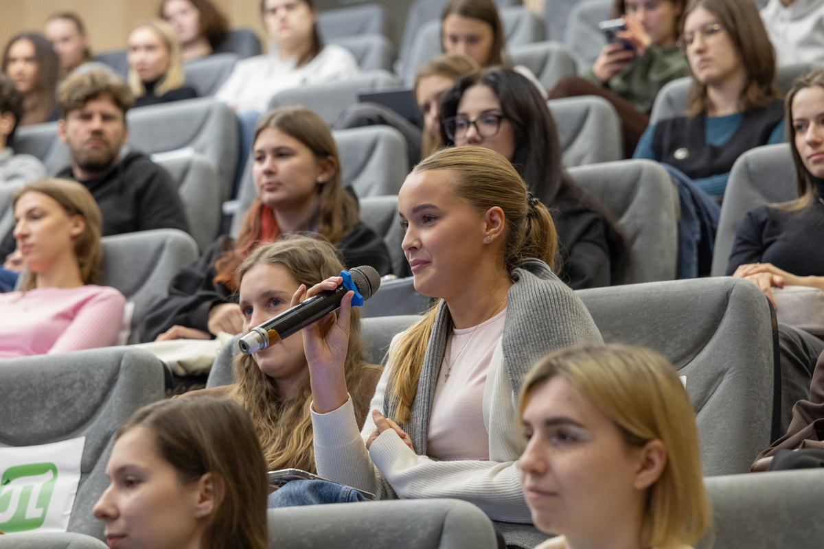 Политехники задавали вопросы из зала и в телеграм-канале 