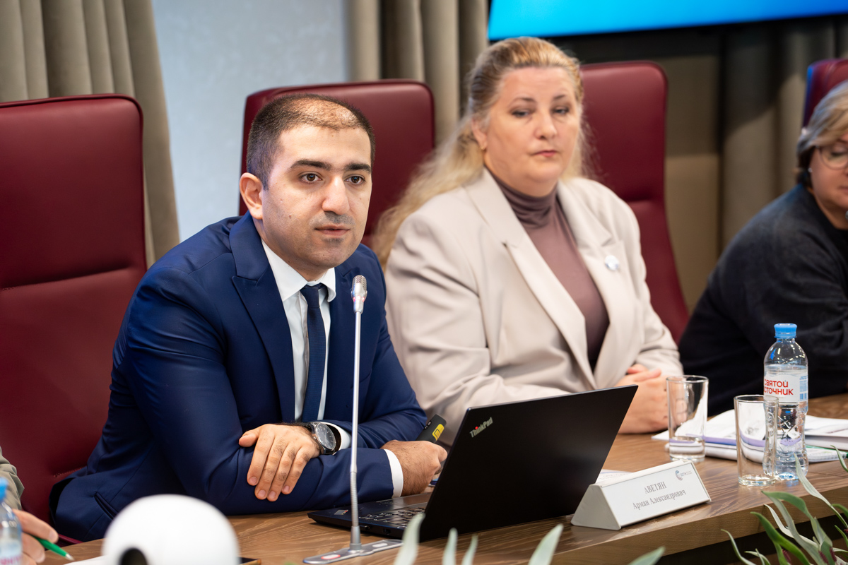 Представитель РАУ Арман Аветян приветствует участников конференции 