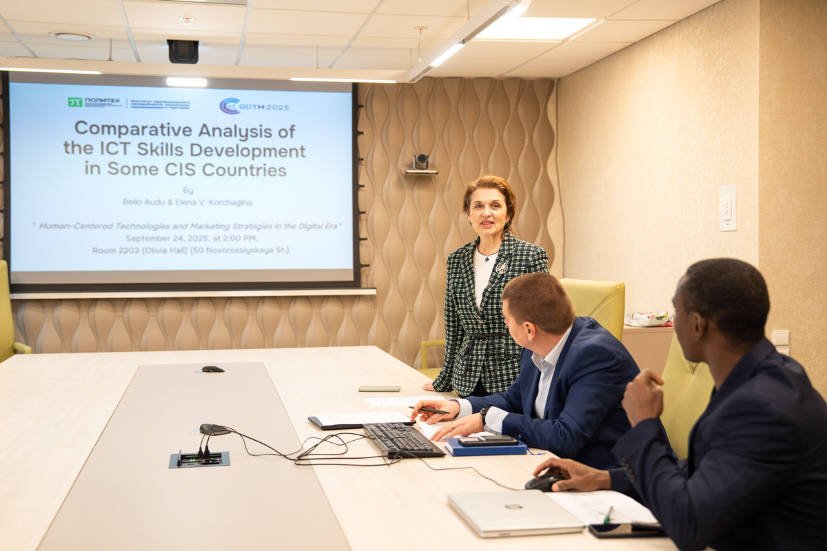 Модератор секции профессор ВШСиТ Светлана Божук приветствует участников секции 