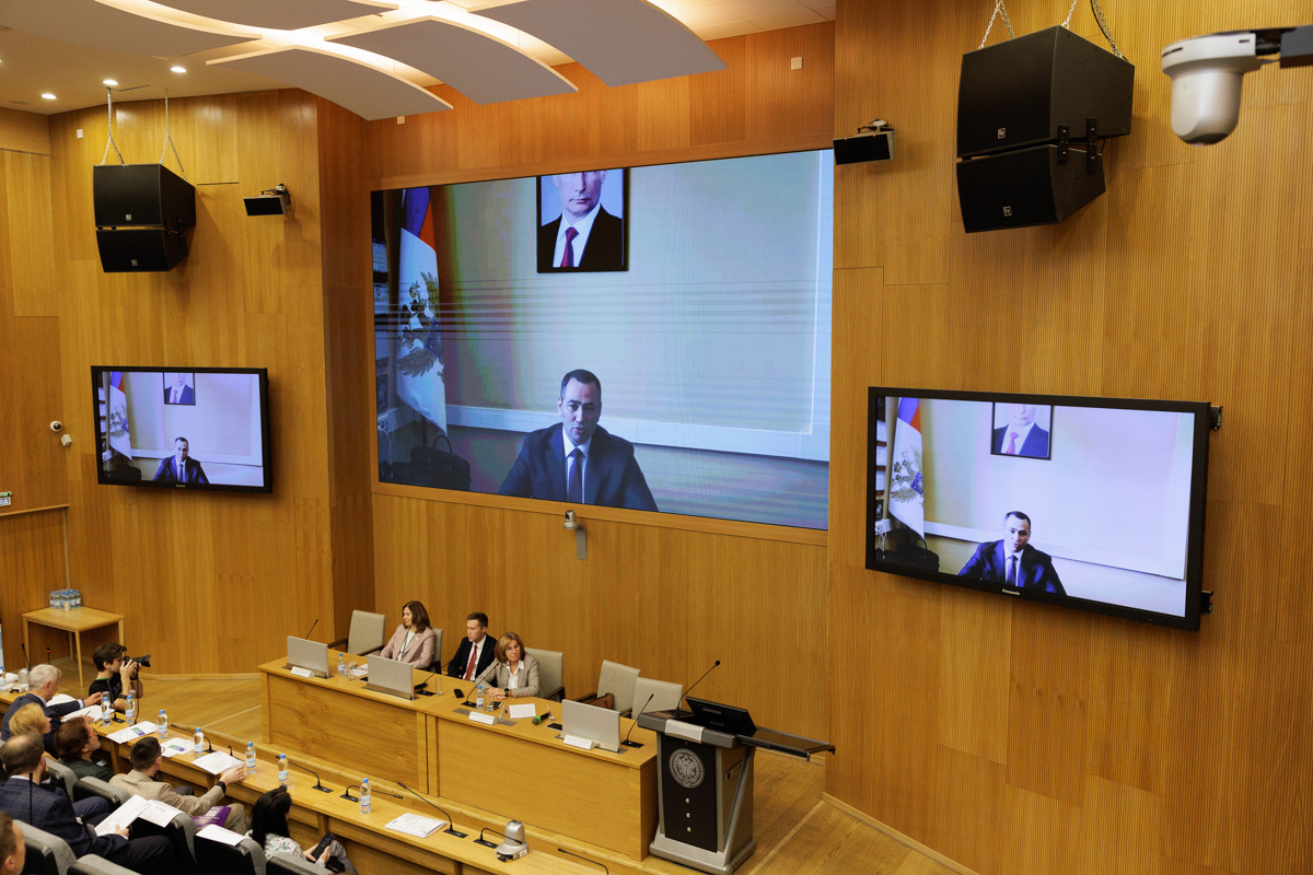 Выступление с приветственным словом директора Департамента экономической политики Министерства науки и высшего образования РФ Аслана Канукоева 