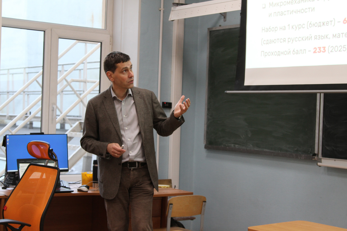 Директор Физико-механического института Николай Иванов 