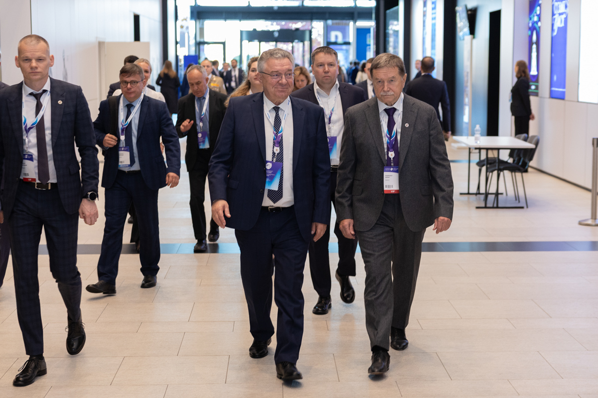 Ректор СПбПУ Андрей Рудской и заместитель председателя Правления ПАО «Газпром» Сергей Хомяков на Газовом форуме 