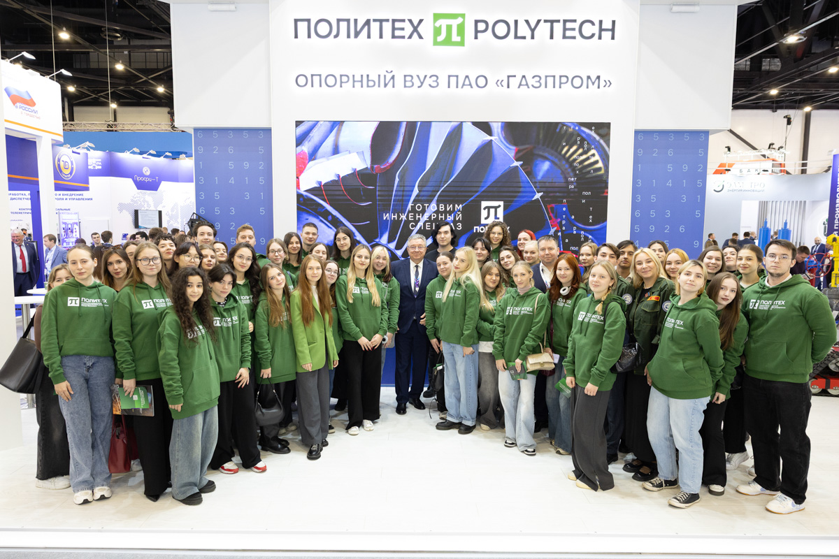 Ректор Политеха Андрей Рудской со студентами 4 курса Высшей школы медиакоммуникаций и связей с общественностью Гуманитарного института СПбПУ 