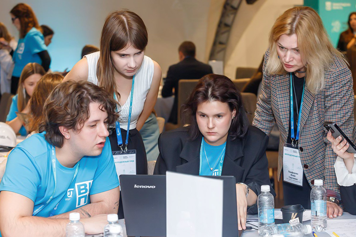 Студенты за решением кейсов 