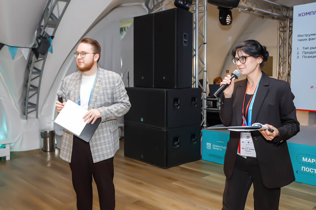 Преподаватели Высшей школы производственного менеджмента Антон Шабан и Наталия Смирнова во время мастер-класса 