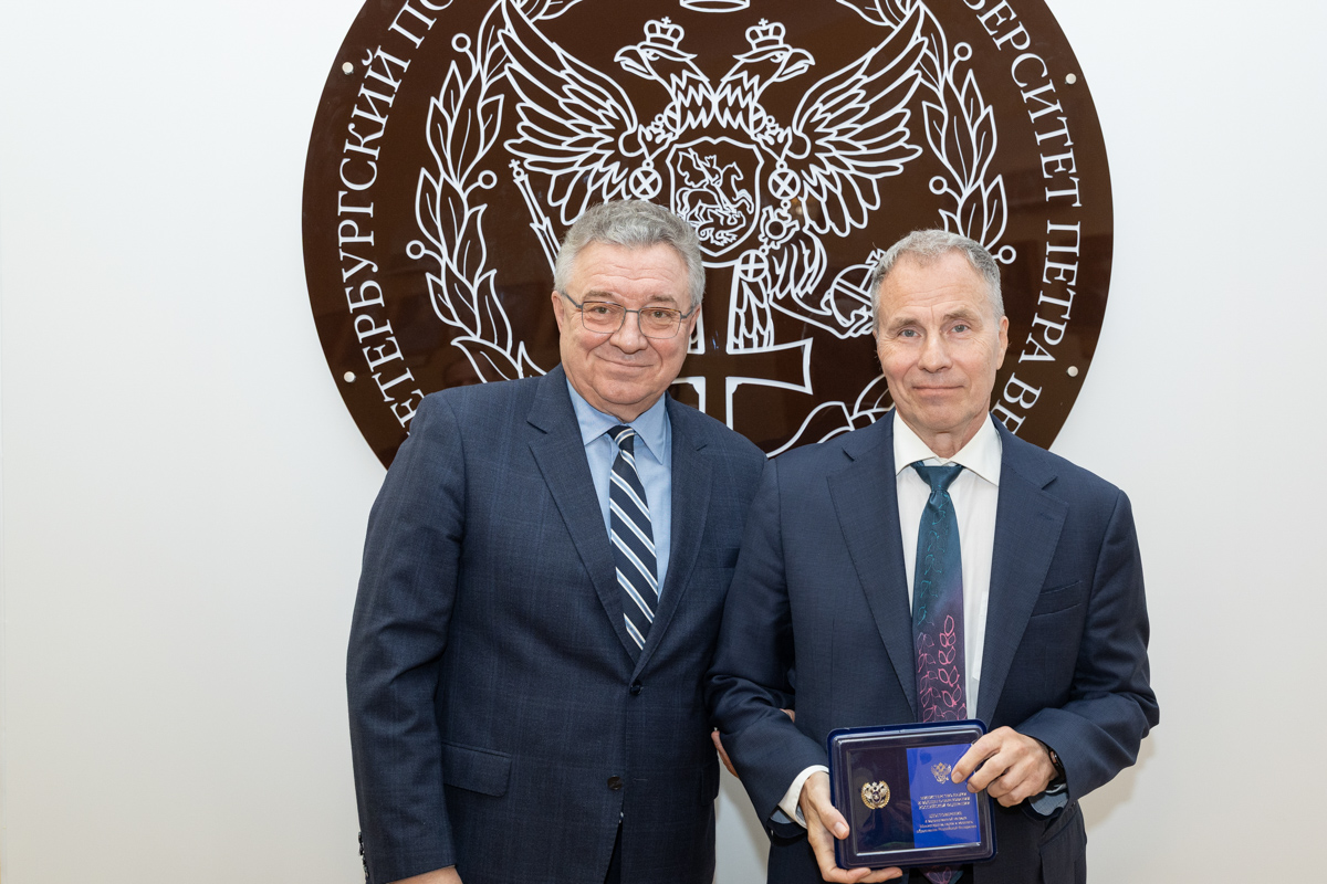 Андрей Рудской и директор Института электроники и телекоммуникаций Александр Коротков