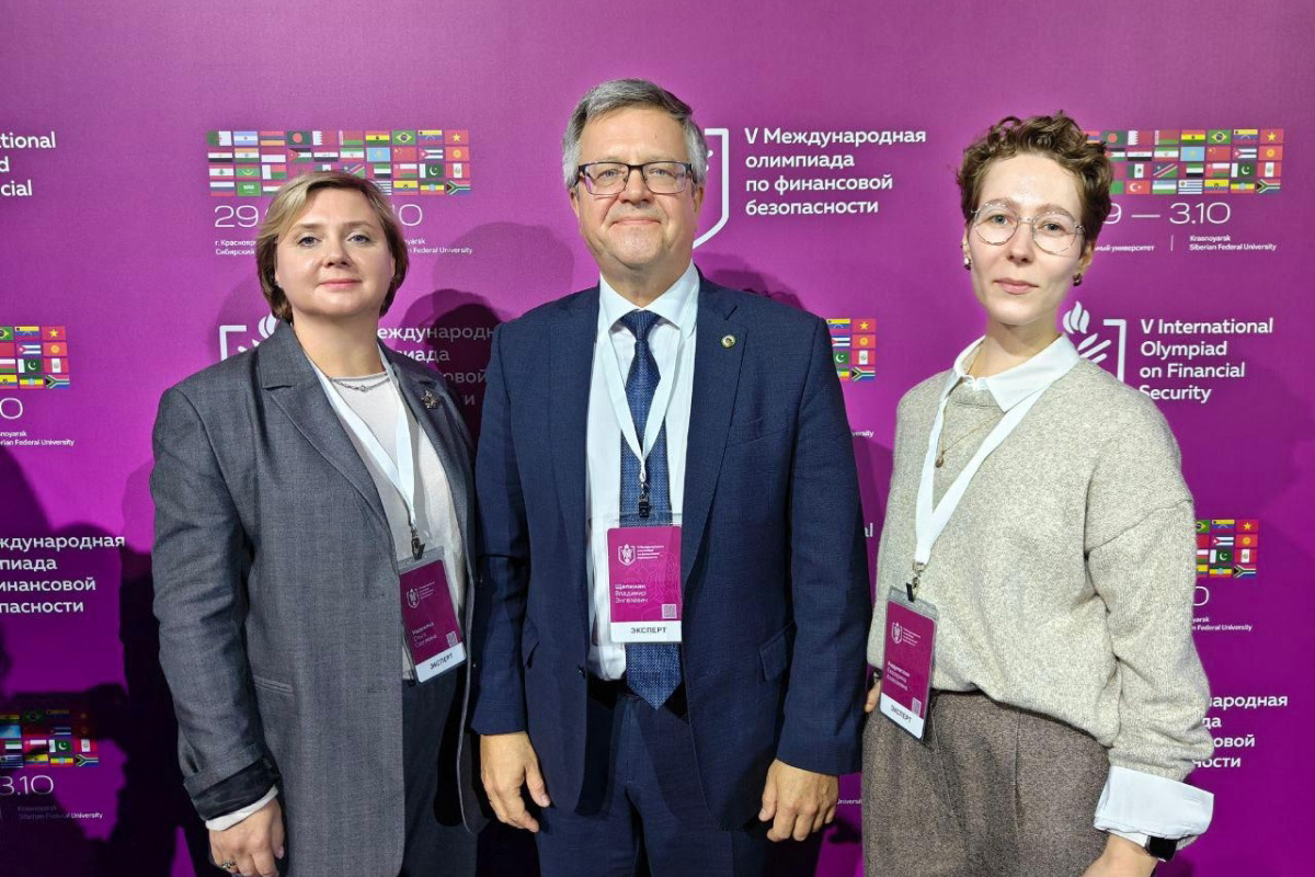 И. о. директора Высшей школы государственного управления Ольга Надежина, директор Института промышленного менеджмента, экономики и торговли Владимир Щепинин, руководитель программы «Экономическая безопасность» Екатерина Авдуевская 