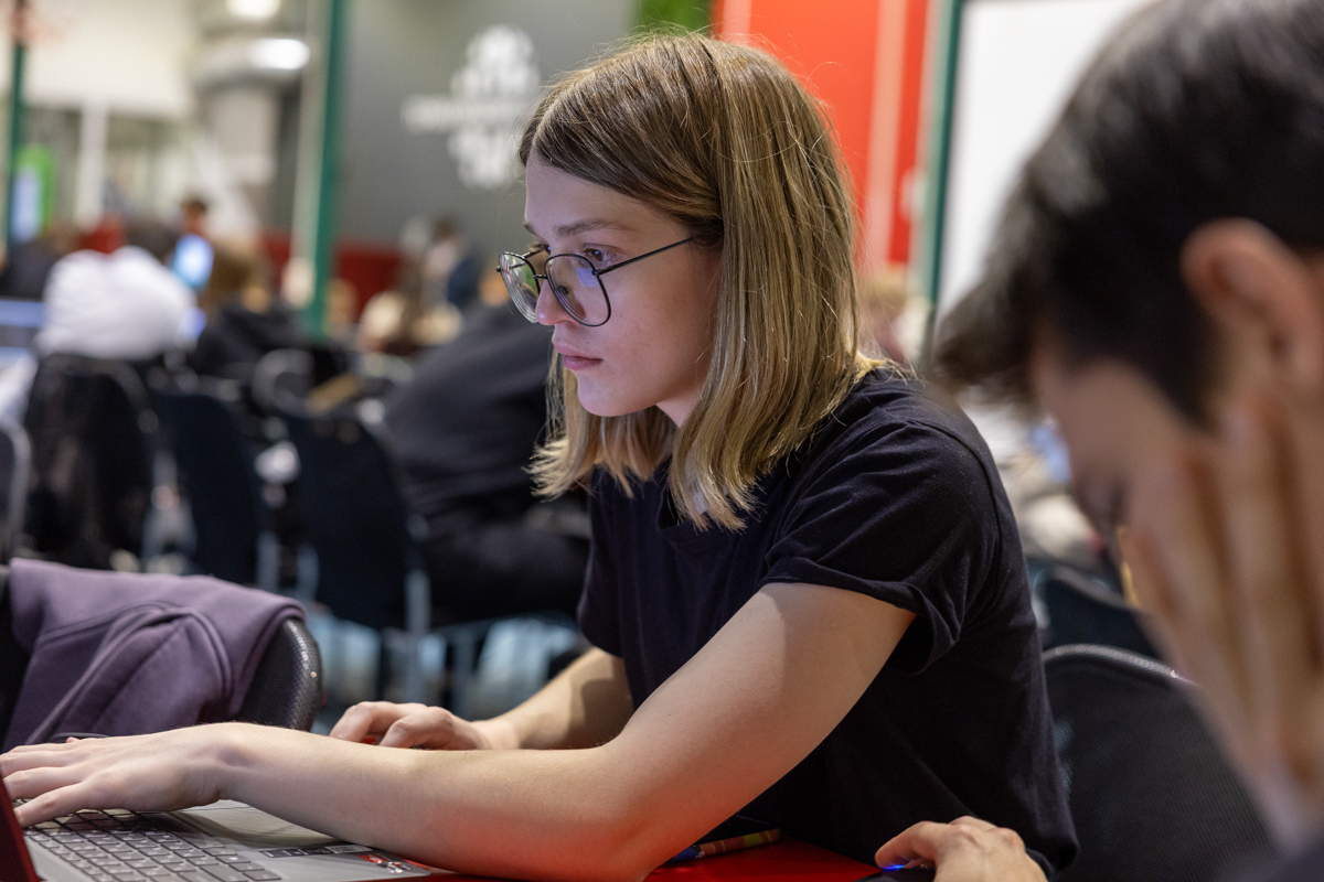 На практическом этапе команды программировали автономных роботов 