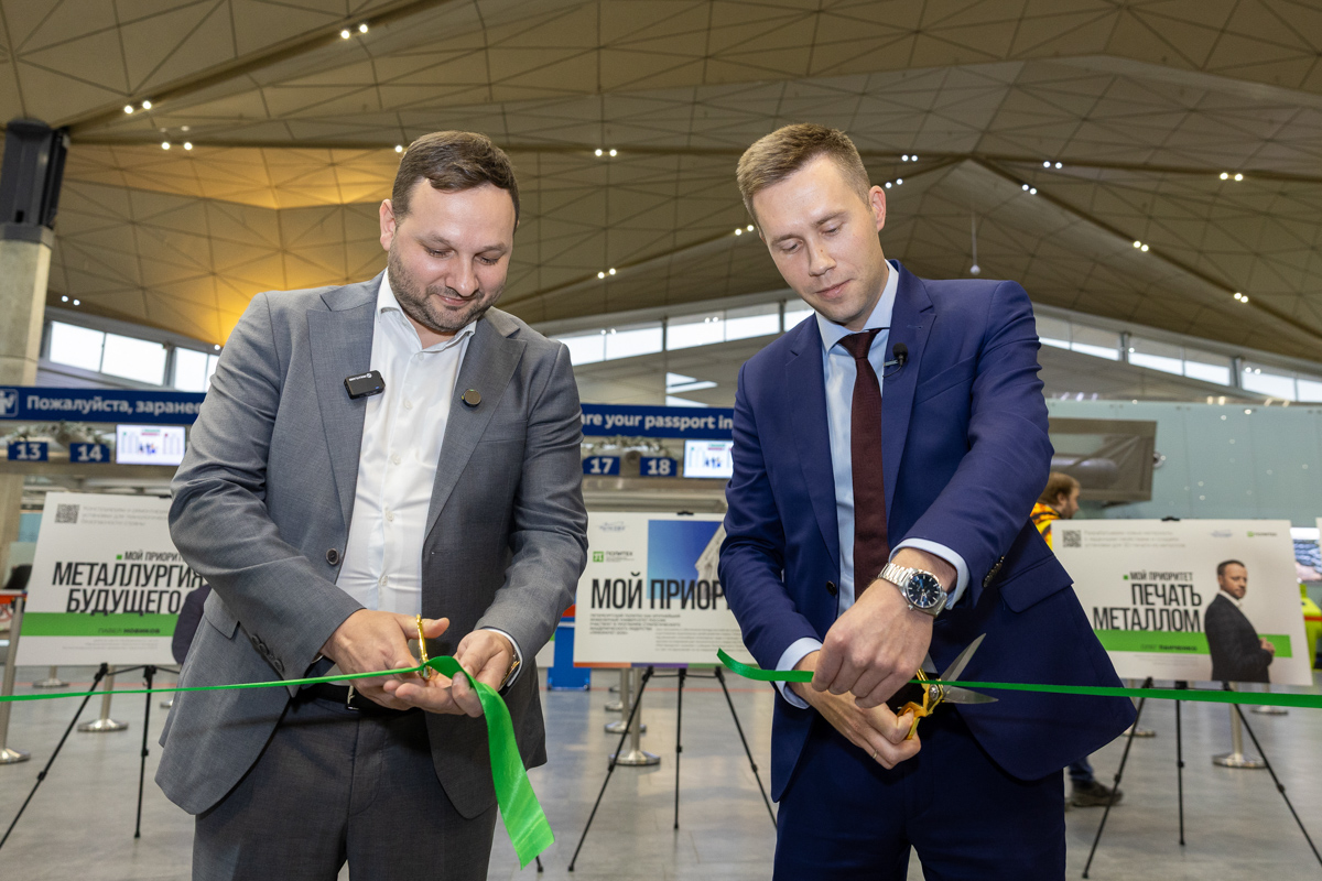 Директор по инновациям и планированию ресурсов ООО «Воздушные ворота Северной столицы» Григорий Кузьмин и проректор по информационной, молодёжной политике и безопасности СПбПУ Максим Пашоликов открывают выставку 