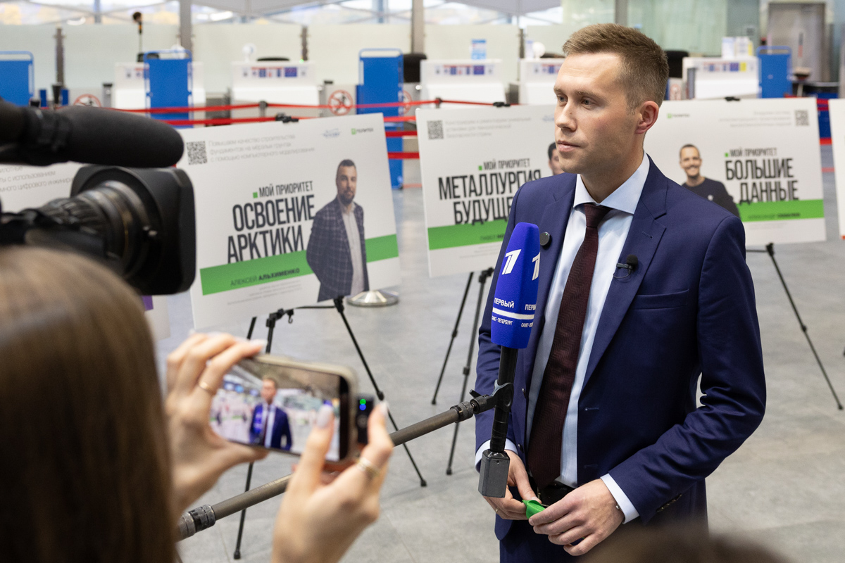 Проректор по информационной, молодёжной политике и безопасности СПбПУ Максим Пашоликов даёт интервью Первому каналу 