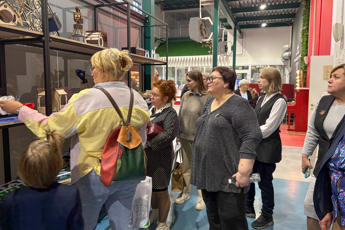 Для гостей была организована экскурсия по инновационному образовательному пространству «ФабЛаб Политех» 