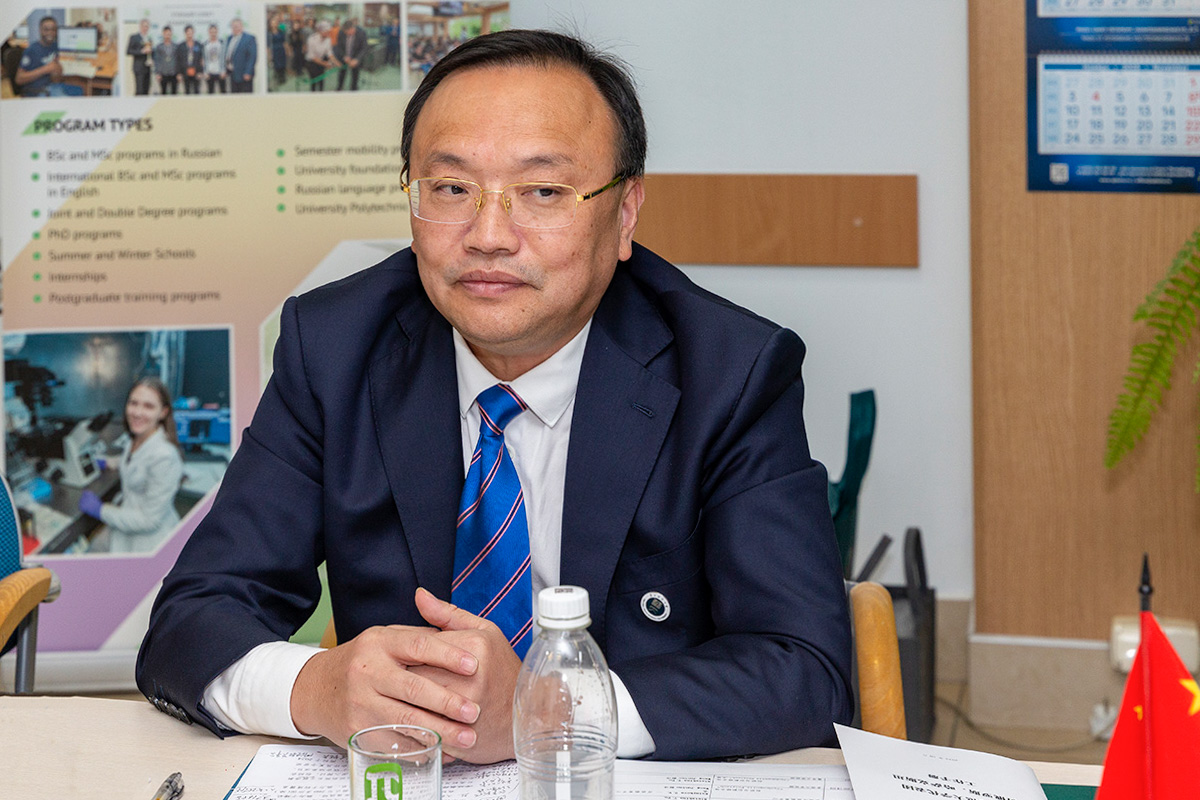 Профессор Ся Лисинь представил свой университет 