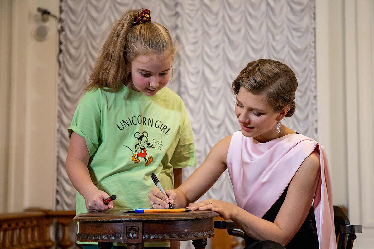 Самые стойкие зрители дождались актрису, чтобы лично выразить свою благодарность и взять автограф 