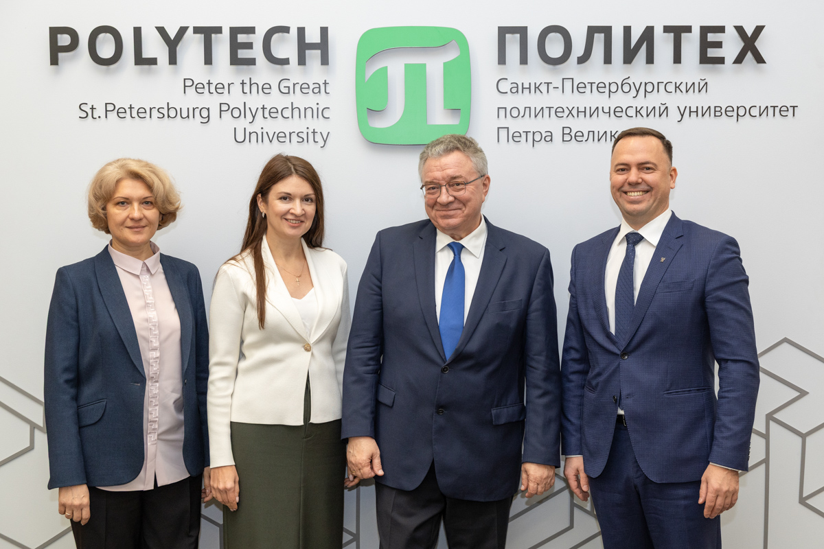 Директор ВШДиА Маргарита Перькова, директор ИСИ Марина Петроченко, ректор СПбПУ Андрей Рудской и директор НИИ ПГ, академик РААСН Павел Спирин 