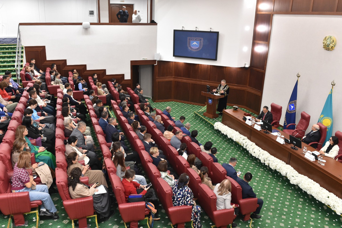 Андрей Рудской с ответной речью на церемонии вручения 