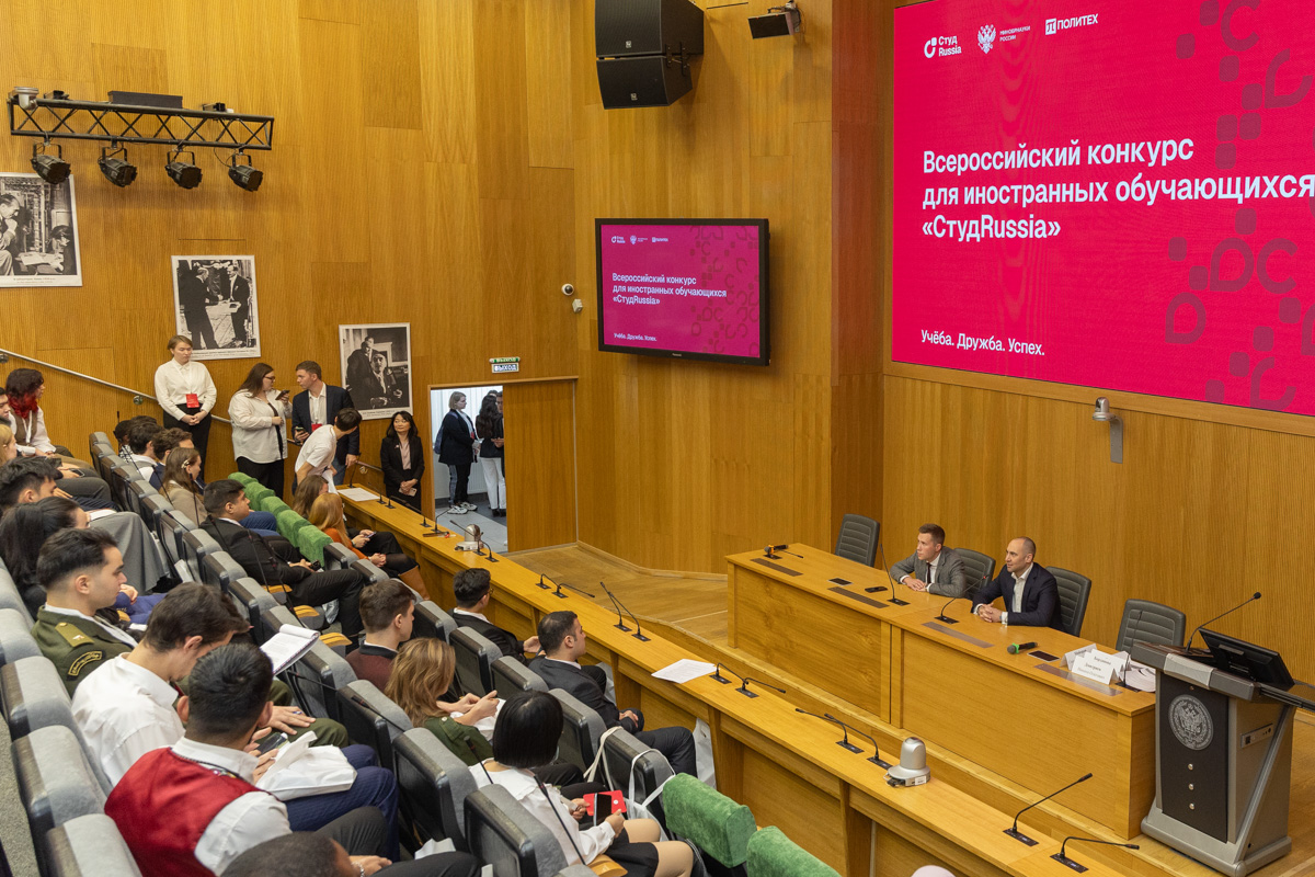 Участников также поприветствовали проректор по информационной, молодёжной политике и безопасности Максим Пашоликов и врио председателя Комитета по молодёжной политике и взаимодействию с общественными организациями Санкт-Петербурга Роман Волковский 