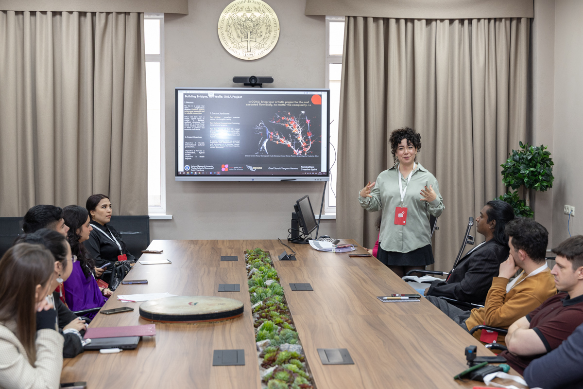 После пленарного заседания участники представляли свои проекты. На фото — будущая победительница в номинации «Вдохновлённые творчеством» Вергара Эррера Гизель Сарахи 