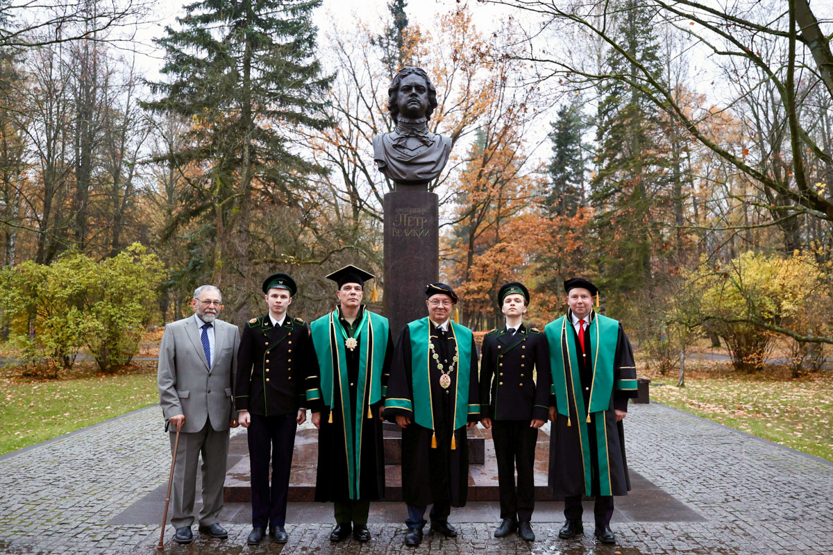 У бюста Петра Великого 