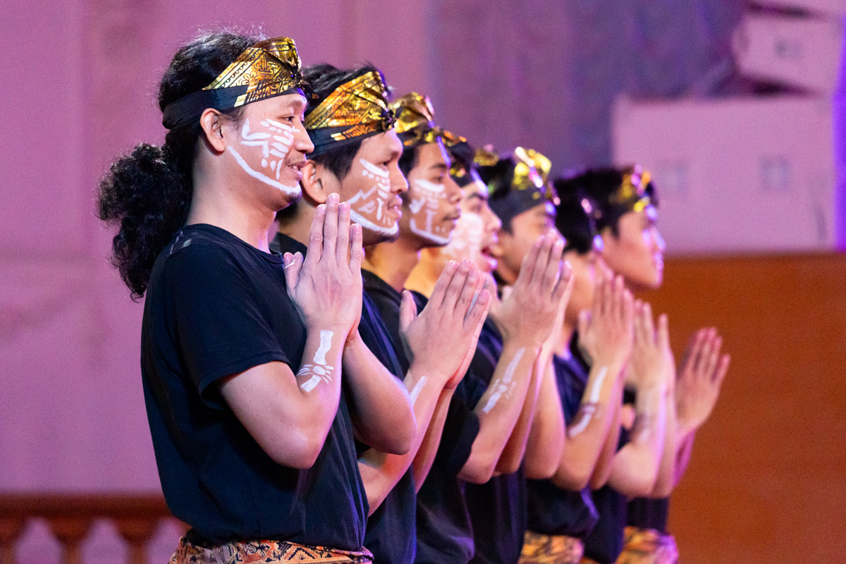 Участники фестиваля из 23 вузов и 9 колледжей, 16 стран и 7 субъектов Российской Федерации встретились в Белом зале