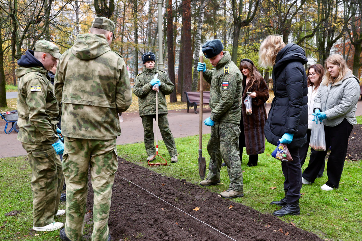 Оформлением клумбы у Памятника погибшим политехникам занимались, в том числе, ребята из поискового отряда «Доброволец-Политех»