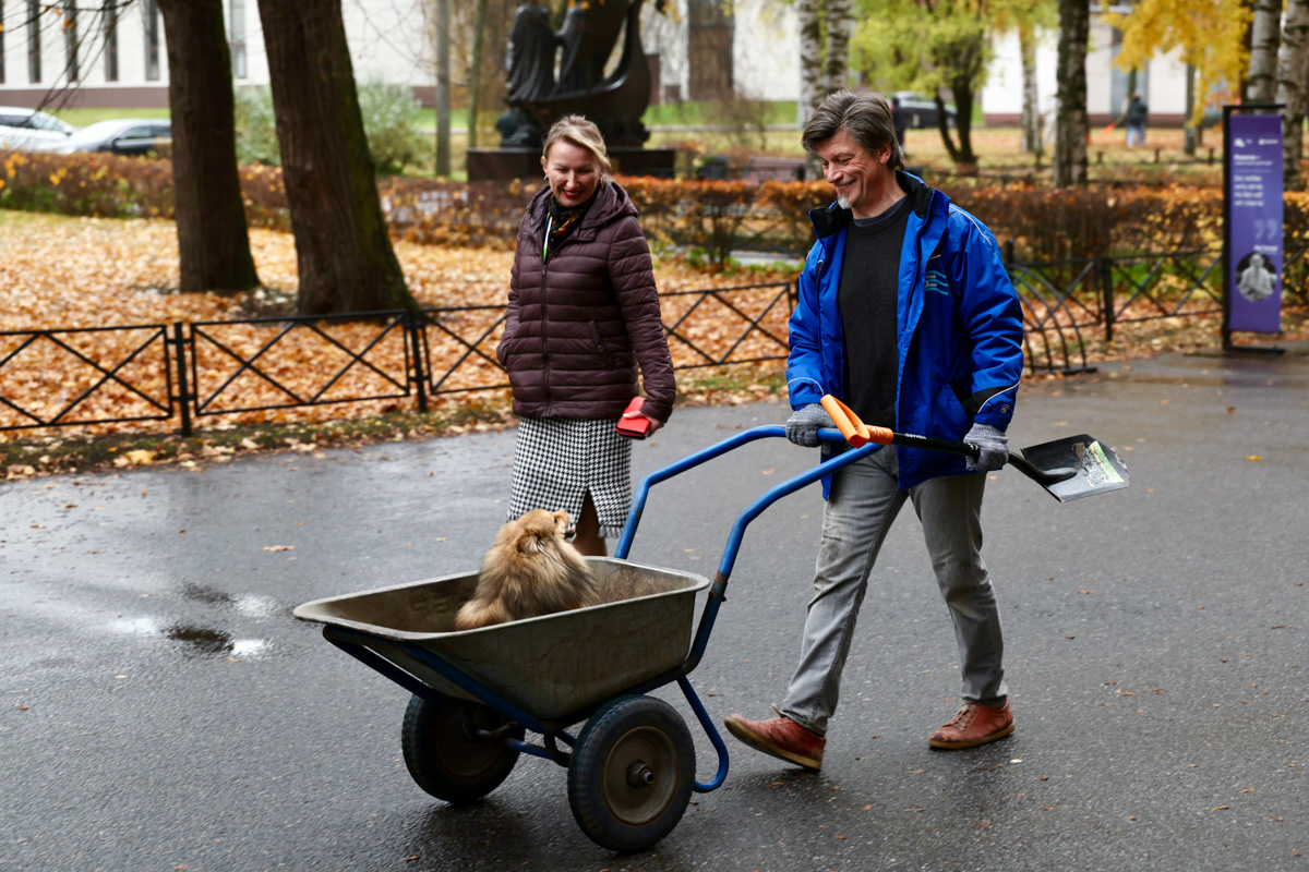 Сил трудящимся придавал очаровательный шпиц Персик, который сопровождал своего хозяина — заместителя председателя КНВШ Владимира Гайдея