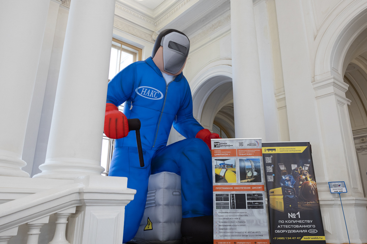 Участники выполняют сложные практические задания по сварке контрольных образцов в условиях строгого регламента и контроля времени