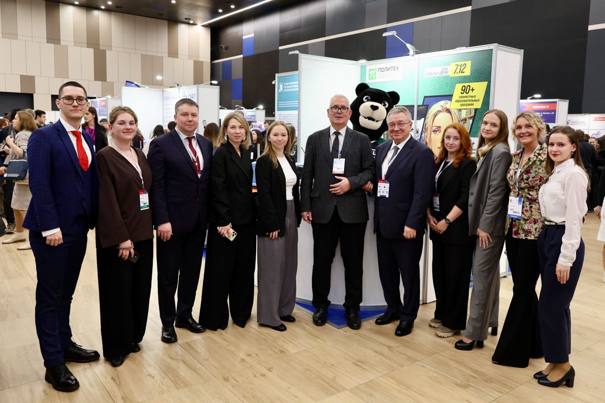 Делегация Политеха и вице-губернатор Санкт-Петербурга Владимир Княгинин (шестой справа) 