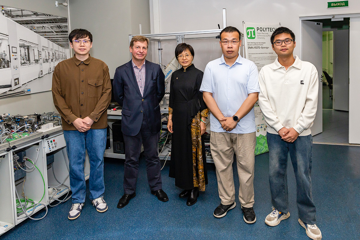 Посол российского образования Лю Вэй с китайскими аспирантами СПбПУ