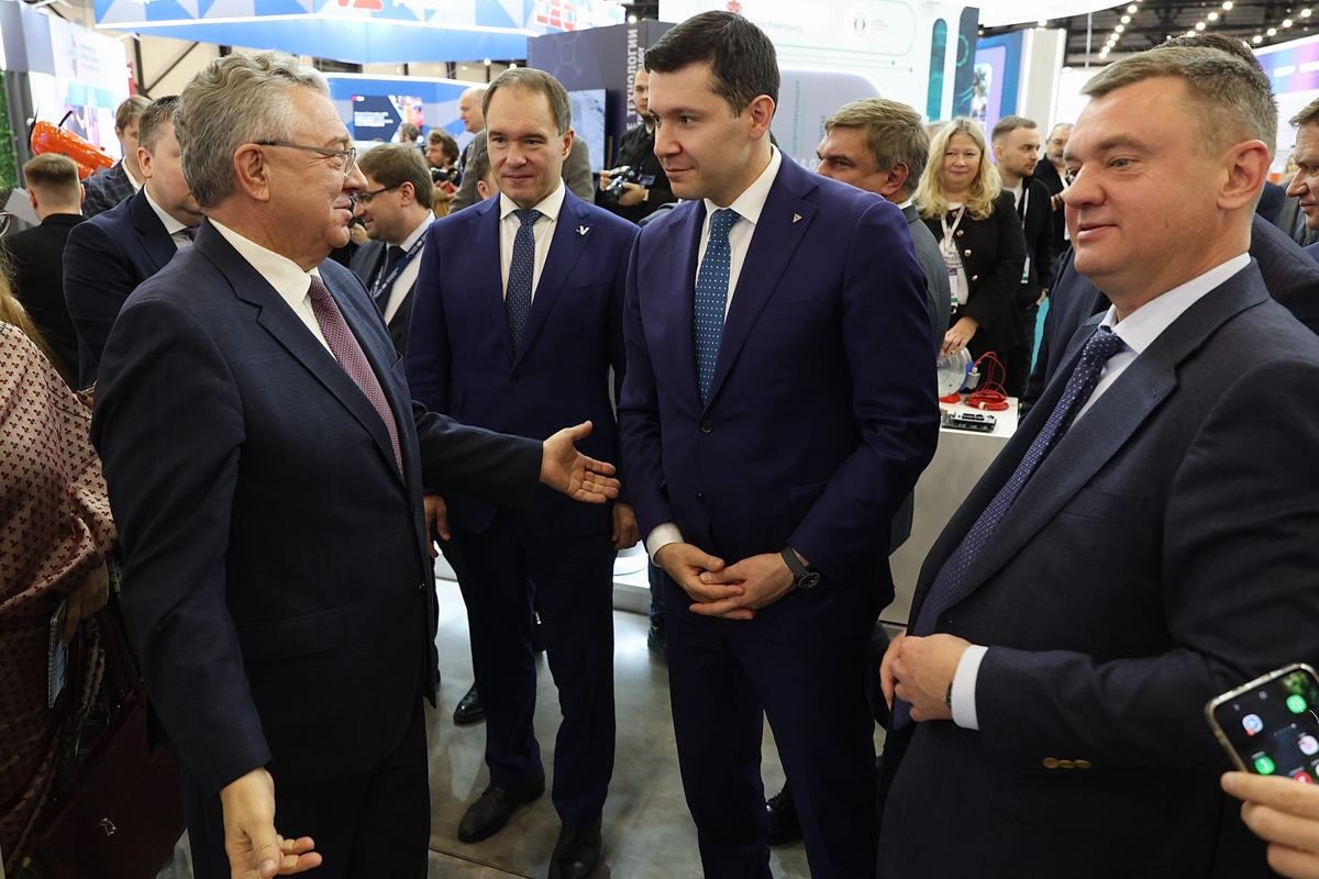 Министр промышленности и торговли РФ Антон Алиханов и ректор СПбПУ Андрей Рудской