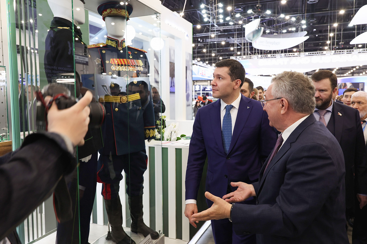 Андрей Рудской проводит экскурсию Антону Алиханову