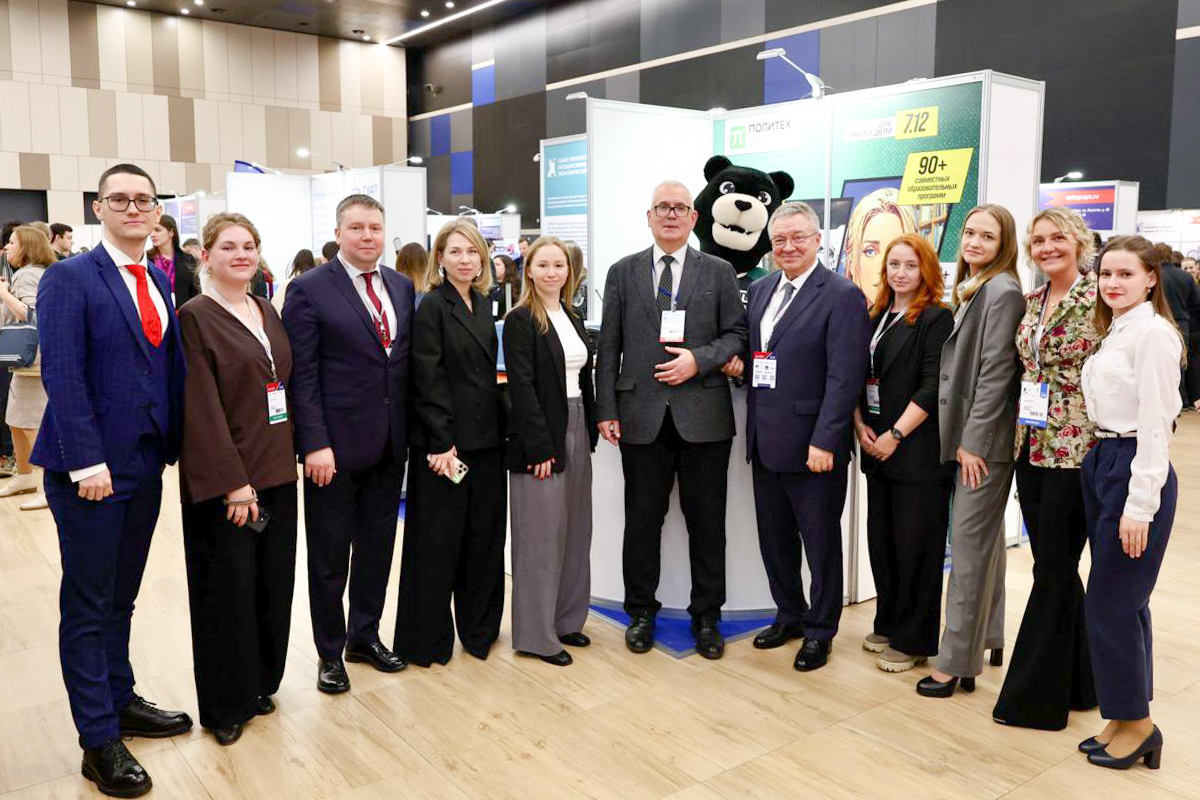 Ректор СПбПУ Андрей Рудской с сотрудниками и студентами Политеха 