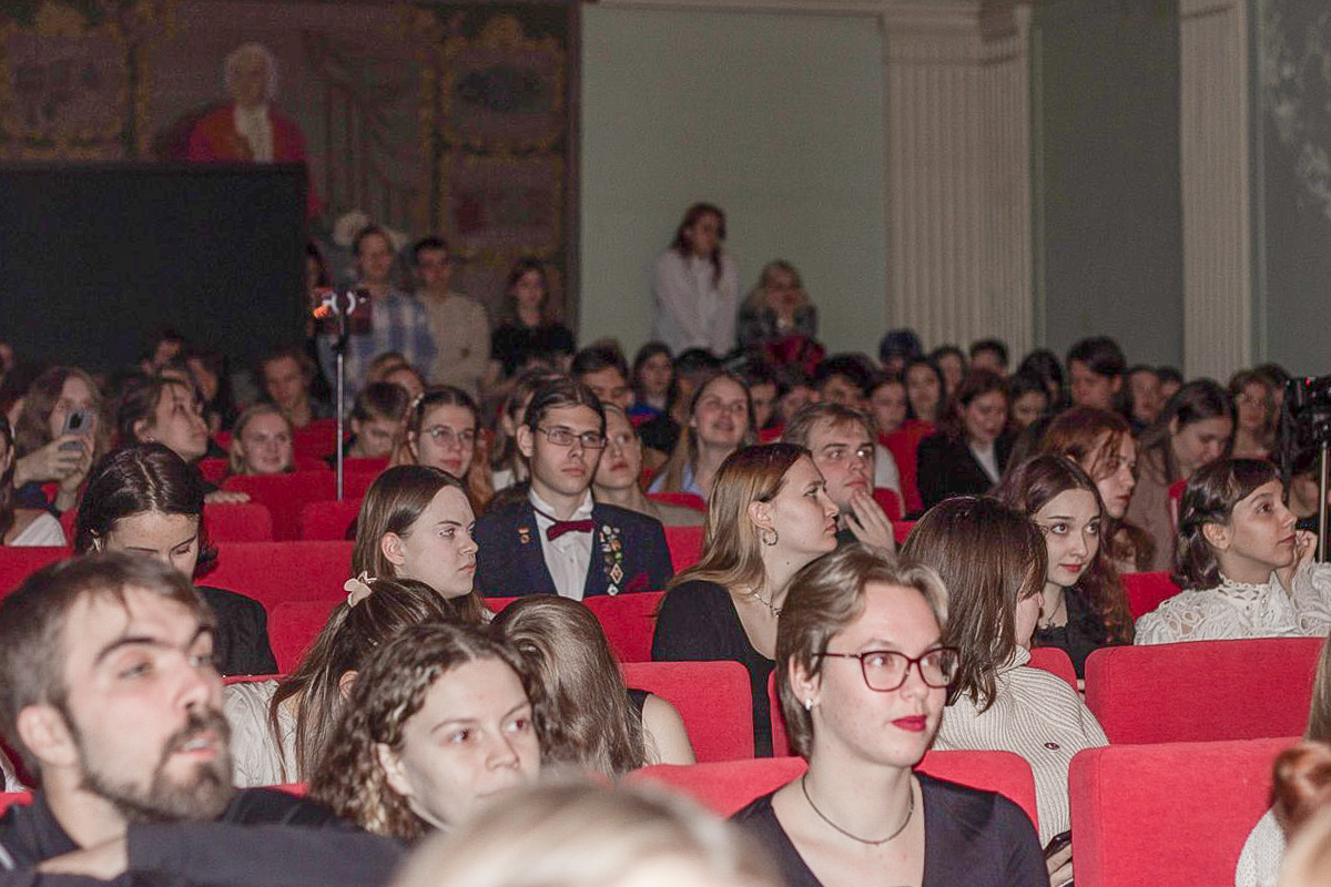 В зале звучат стихи 