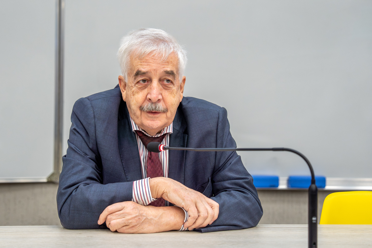 Советник при ректорате Владимир Глухов обращается с приветственным словом к участникам олимпиады 