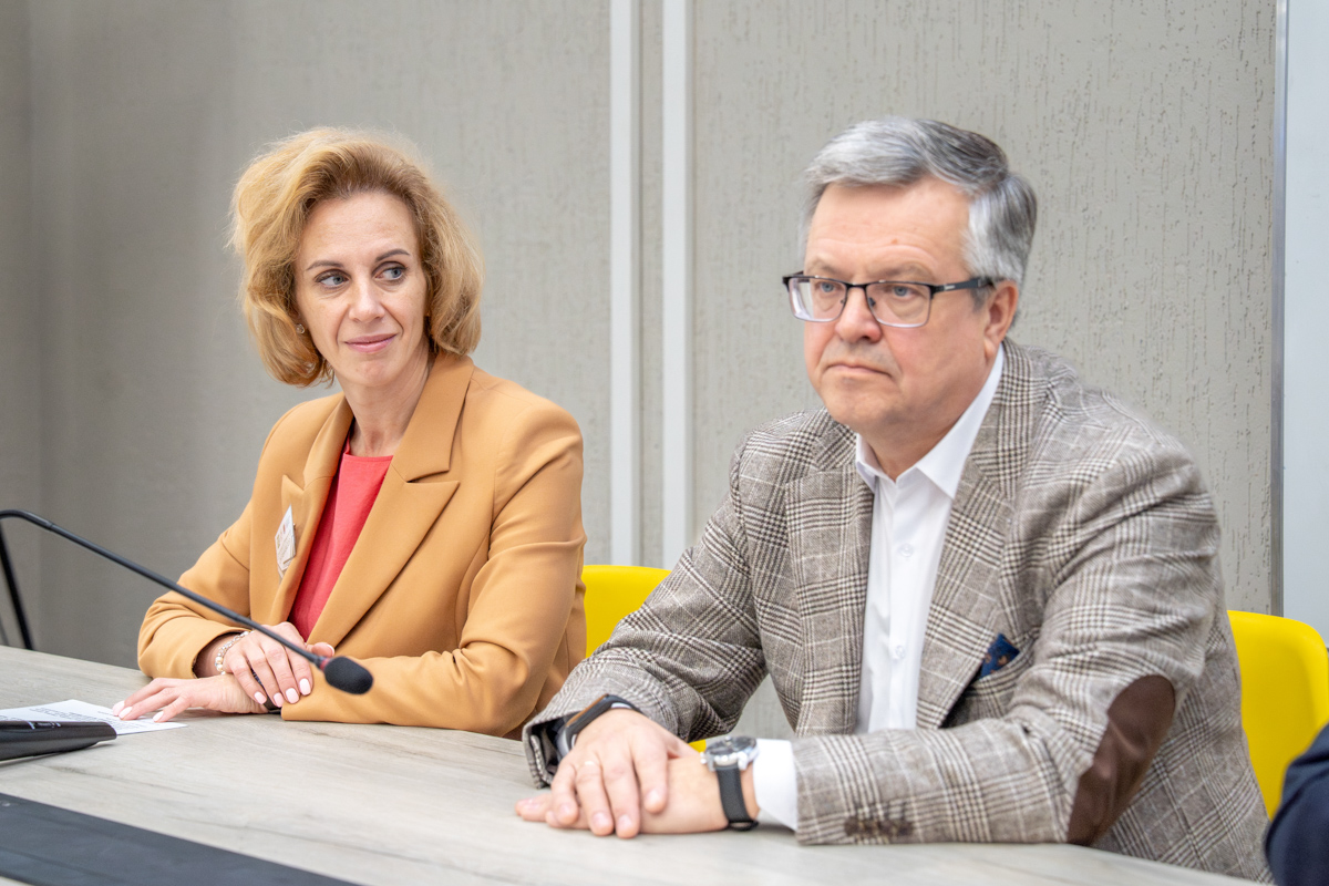 Директор ИПМЭиТ Владимир Щепинин приветствует участников олимпиады 