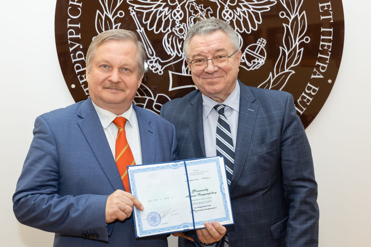 Ректор СПбПУ Андрей Рудской поздравил Алексея Филимонова с присвоением профессорского звания 