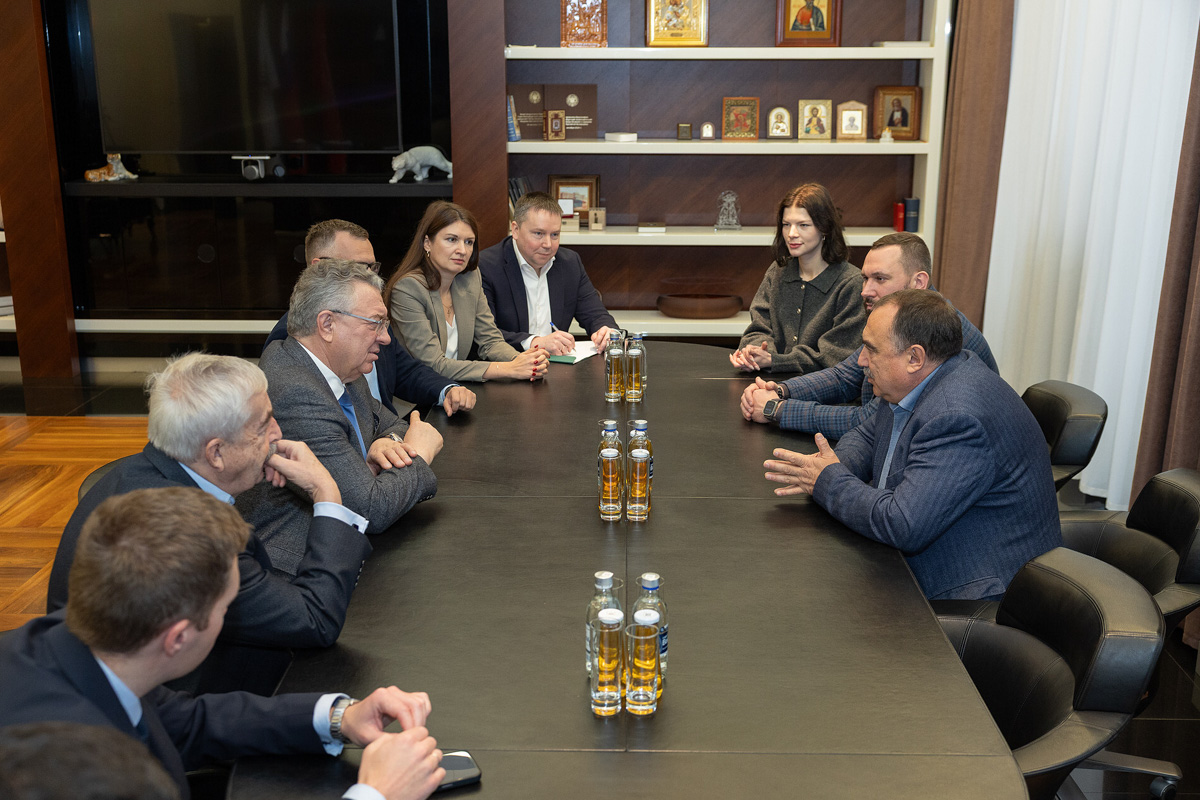 Разговор за овальным столом в ректорате получился одновременно и деловым, и дружеским 