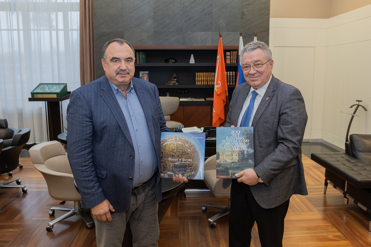 Андрей Рудской вручил в подарок Павлу Селезнёву фотоальбом «Флора и фауна Политехнического парка». Равноценным ответным подарком Политеху стало красочное издание, посвящённое 200-летию Елагиноостровского дворцово-паркового ансамбля 