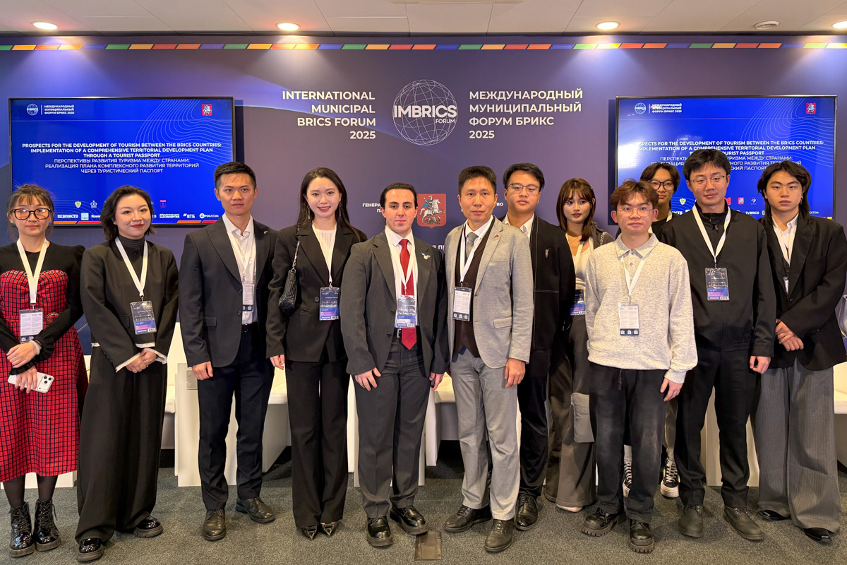 Участники стратегической сессии «Создание молодёжных пространств: как сформировать безопасные и вдохновляющие пространства для идей и проектов?» 