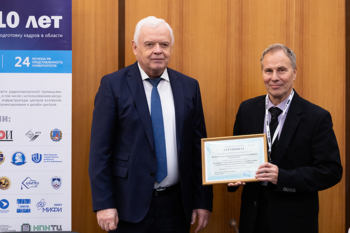 Академик РАН Юрий Чаплыгин вручает директору ИЭиТ Александру Короткову сертификат членства СПбПУ в Ассоциации вузов ЭКБ. Фото: miet.ru