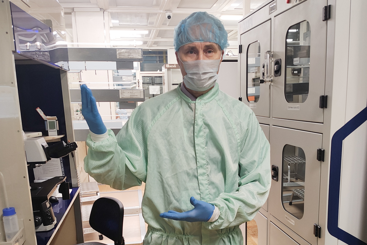 Александр Коротков на экскурсии в «чистых помещениях» производственной площадки НТЦ МИЭТ 