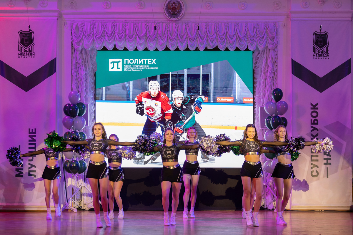 Выступление группы поддержки 