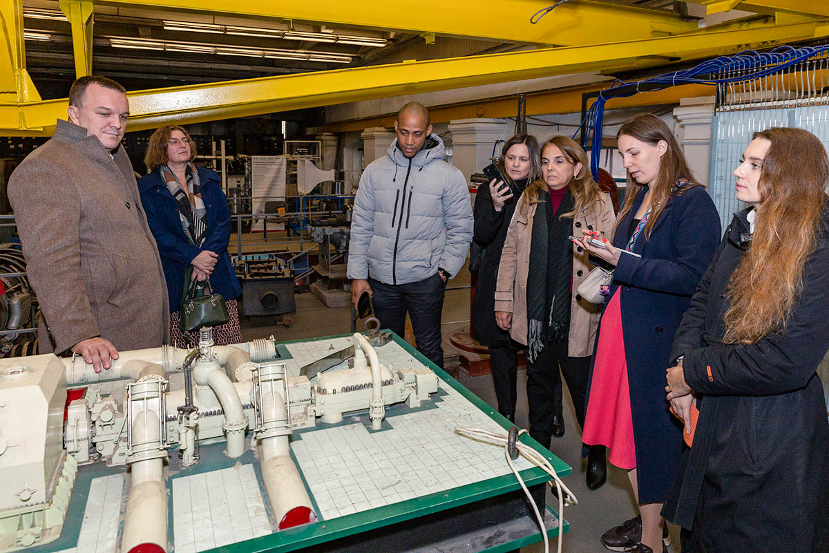 Осмотр лабораторий Института энергетики 