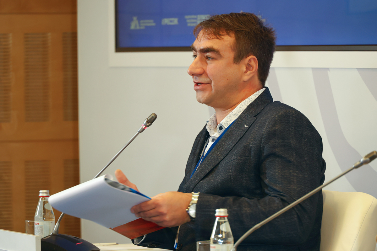 Модератор дискуссии Максим Мельничук 