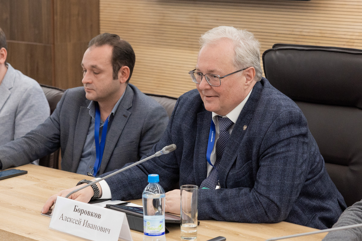 Алексей Боровков на круглом столе 