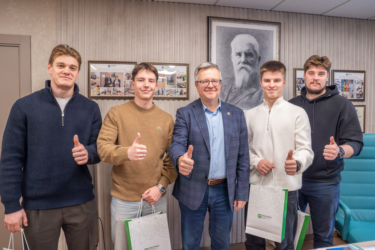 Встреча директора ИПМЭиТ Владимира Щепинина с членами команды по хоккею «Чёрные Медведи» 